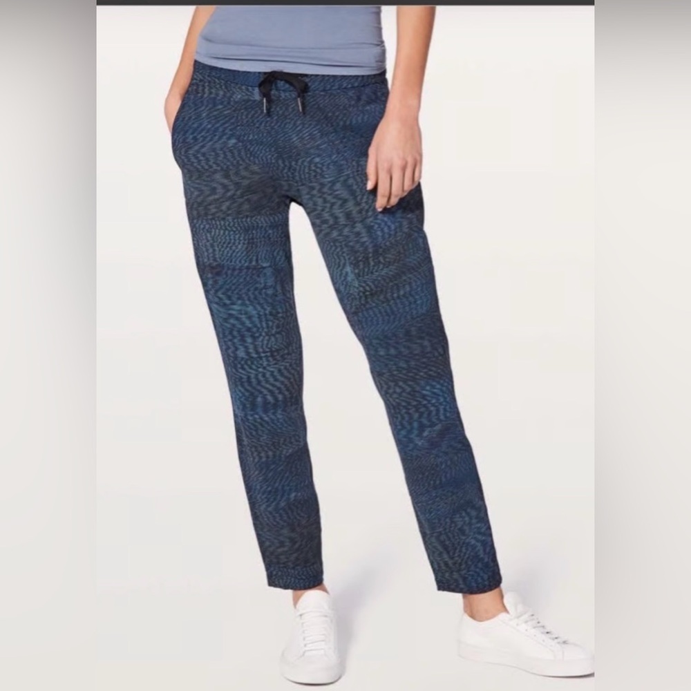 lululemon athletica On The Fly pant, linear flux blue, size 8
